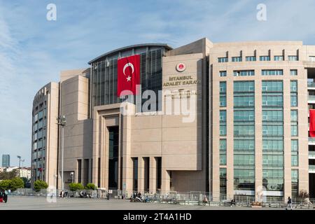 ISTANBUL, TURCHIA - 27 OTTOBRE 2021: Palazzo di giustizia Caglayan il Caglayan turco Adalet Sarayi è un tribunale di Sisli, Istanbul. Costruito nel luglio 2011, Foto Stock