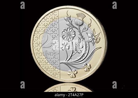 Il nuovo design da 2 sterline che entrerà in circolazione nel Regno Unito. La moneta raffigura i fiori delle 4 nazioni e anche il re Carlo III Foto Stock