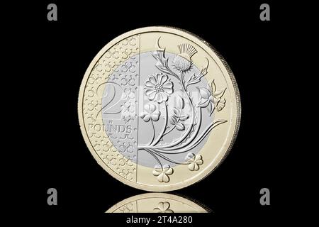 Il nuovo design da 2 sterline che entrerà in circolazione nel Regno Unito. La moneta raffigura i fiori delle 4 nazioni e anche il re Carlo III Foto Stock