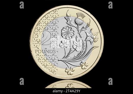 Il nuovo design da 2 sterline che entrerà in circolazione nel Regno Unito. La moneta raffigura i fiori delle 4 nazioni e anche il re Carlo III Foto Stock