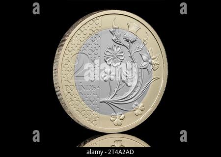 Il nuovo design da 2 sterline che entrerà in circolazione nel Regno Unito. La moneta raffigura i fiori delle 4 nazioni e anche il re Carlo III Foto Stock
