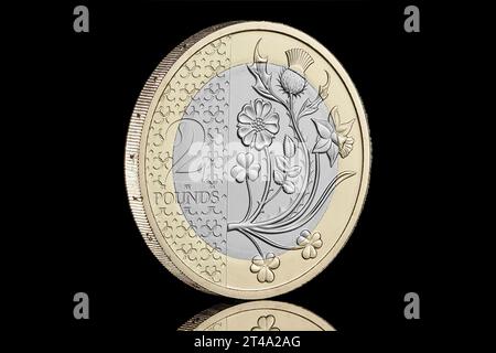 Il nuovo design da 2 sterline che entrerà in circolazione nel Regno Unito. La moneta raffigura i fiori delle 4 nazioni e anche il re Carlo III Foto Stock
