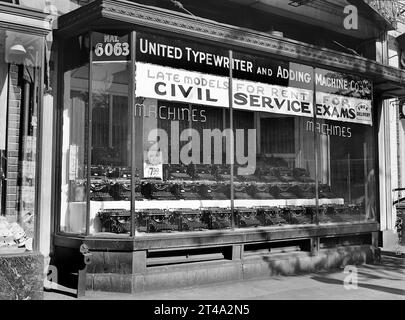 File di macchine da scrivere esposte nella vetrina del punto vendita, United Typewriter and Adding Machine Co., Washington, D.C., USA, David Myers, U.S. Farm Security Administration, luglio 1939 Foto Stock