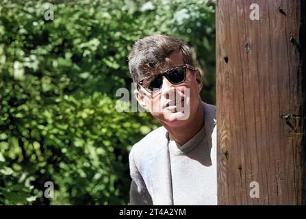 Senatore statunitense del Massachusetts John F. Kennedy, ritratto della testa e delle spalle in abbigliamento casual e occhiali da sole, Newport, Rhode Island, USA, Toni Frissell, settembre 1957 Foto Stock