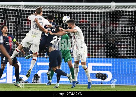 PARIGI, FRANCIA - OTTOBRE 25: Tommaso Pobega, Olivier Giroud del Milan durante la partita di UEFA Champions League tra Paris Saint-Germain e AC Milan Foto Stock