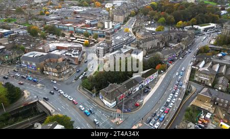 Shipley, Regno Unito - 29 ottobre 2023: Vista aerea del centro città e della torre dell'orologio. Foto Stock