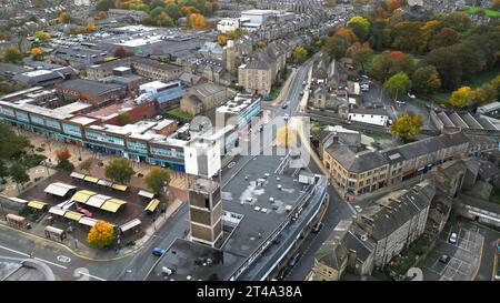 Shipley, Regno Unito - 29 ottobre 2023: Vista aerea del centro città e della torre dell'orologio. Foto Stock