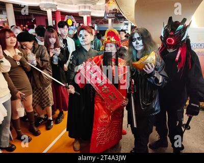 SHANGHAI, CINA - 29 OTTOBRE 2023 - i turisti indossano il trucco per partecipare a una sfilata di Halloween a Shanghai, Cina, il 29 ottobre 2023. La traditiona Foto Stock