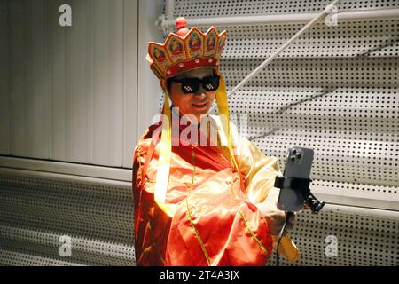SHANGHAI, CINA - 29 OTTOBRE 2023 - i turisti indossano il trucco per partecipare a una sfilata di Halloween a Shanghai, Cina, il 29 ottobre 2023. La traditiona Foto Stock