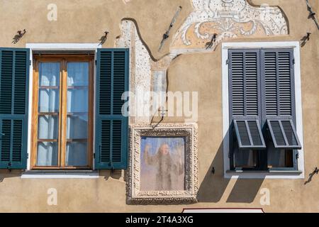 Santuario votivo di San Leonardo da Porto Maurizio sulla facciata di un antico palazzo in piazza Garibaldi, Finalborgo, finale Ligure, Savona, Liguria Foto Stock