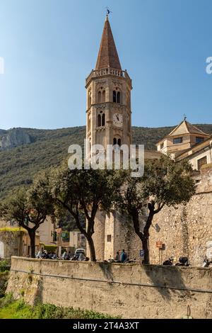 Il campanile quattrocentesco, leggermente pendente, della chiesa di San Biagio nel borgo medievale di Finalborgo, finale Ligure, Savona, Liguria Foto Stock