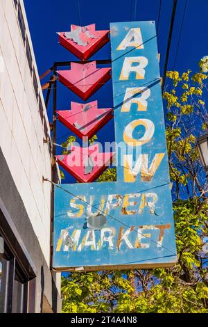 Cartello Arrow Super Market lungo la Route 66 ad Albuquerque, New Mexico, Stati Uniti [nessun rilascio di proprietà; solo licenze editoriali] Foto Stock