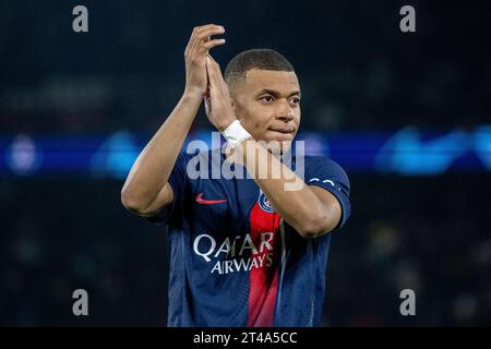 PARIGI, FRANCIA - OTTOBRE 25: Kylian Mbappe di Parigi Saint-Germain celebra la vittoria durante la partita di UEFA Champions League tra il Paris Saint-Germain Foto Stock