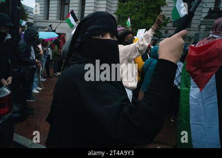 Newark, New Jersey, USA. 29 ottobre 2023. Centinaia di manifestanti scesero per le strade di Newark, New Jersey, protestando contro le azioni dei governi israeliani che agitano i palestinesi a Gaza. I manifestanti hanno anche marciato verso gli Stati Uniti Corey Bookers, ufficio D-NJ sparando "free Palestine" durante la loro azione di protesta. (Immagine di credito: © Brian Branch Price/ZUMA Press Wire) SOLO USO EDITORIALE! Non per USO commerciale! Crediti: ZUMA Press, Inc./Alamy Live News Foto Stock