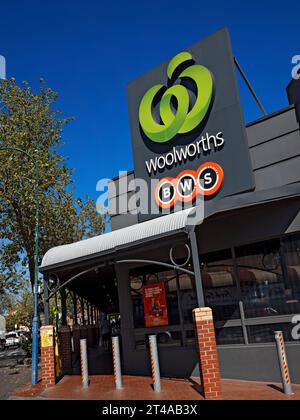 Melbourne Australia / Woolworths Supermarket in Pratt Street Moonee Ponds. Il sobborgo di Melbourne di Moonee Ponds ha un fiorente quartiere dello shopping; un Foto Stock