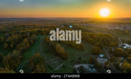 24 ottobre 2023 London Ontario Canada. Bolar Moutain a Londra, Ontario, Canada, vista aerea al tramonto 2023. Luke Durda/Alamy Foto Stock