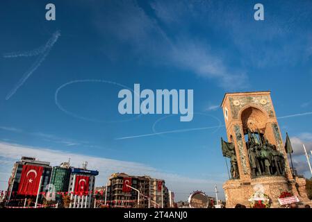 Istanbul, Turchia. 29 ottobre 2023. Gli aerei formano il numero 100 nel cielo sopra il monumento Mustafa Kemal Ataturk della Repubblica nel 100 ° anniversario della fondazione del moderno stato della Turchia. Credito: SOPA Images Limited/Alamy Live News Foto Stock