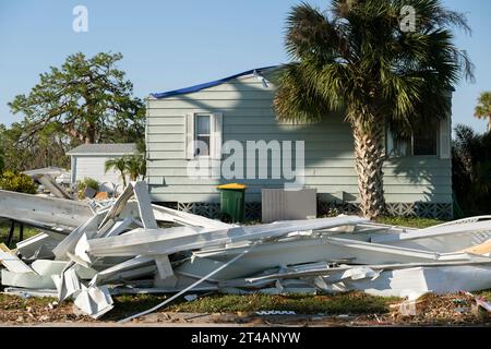 Mucchi di rifiuti sul lato della strada da case gravemente danneggiate dopo l'uragano nella zona residenziale delle case mobili della Florida. Conseguenze del disastro naturale Foto Stock