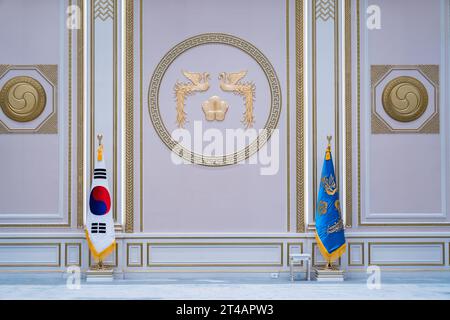 Seoul, Corea del Sud - 8 agosto 2023: Interno dell'ingresso e auditorium della Blue House con lampadario e tappeto Foto Stock