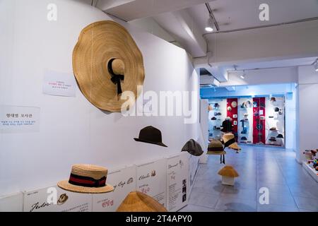 Jeonju, Corea del Sud, 24 maggio 2023: Mostra del vecchio stile tradizionale dei cappelli al Hats Museum Foto Stock