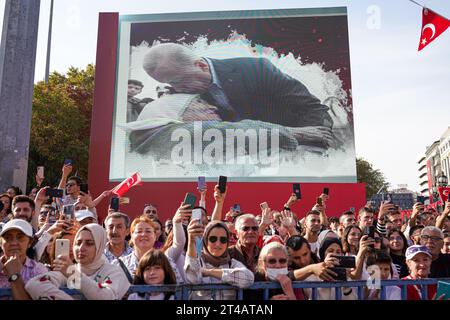 Ankara, Turchia. 29 ottobre 2023. La gente guarda la parata militare. In occasione del 100° anniversario della fondazione della Repubblica di Turchia, si è tenuta una parata militare da Piazza K?z?Lay ad Ankara alla prima grande Assemblea Nazionale della Turchia (TBMM). (Foto di Tunahan Turhan/SOPA Images/Sipa USA) credito: SIPA USA/Alamy Live News Foto Stock