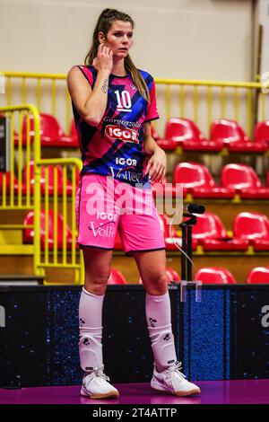 Busto Arsizio, Italia. 29 ottobre 2023. Cristina Chirichella #10 di Igor Gorgonzola Novara guarda in occasione della partita femminile 2023/24 di Volley serie A tra UYBA e-Work Volley Busto Arsizio e Igor Gorgonzola Novara all'e-Work Arena. Punteggio finale; UYBA Busto 0:3 Novara credito: SOPA Images Limited/Alamy Live News Foto Stock