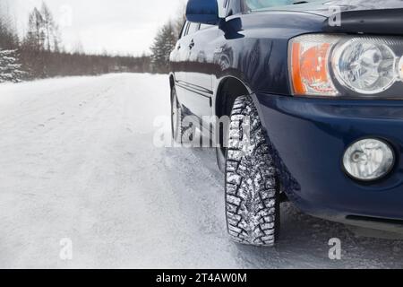 Auto con pneumatici invernali su strada invernale Foto Stock