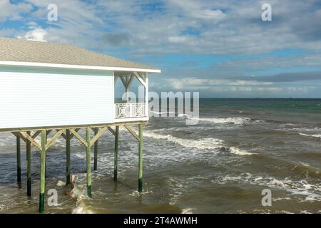 Tipica casa su palafitte per evitare danni causati da inondazioni in condizioni meteorologiche tempestose, poiché quasi tutte le case in legno della costa del Texas sono costruite in questo modo, G Foto Stock