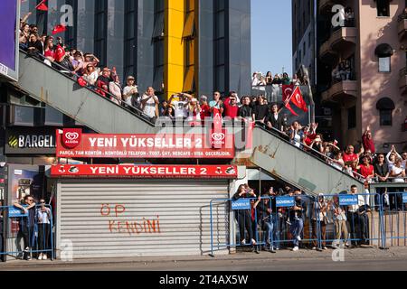 Ankara, Turchia. 29 ottobre 2023. La gente guarda la parata militare. In occasione del 100° anniversario della fondazione della Repubblica di Turchia, si è tenuta una parata militare da Piazza K?z?Lay ad Ankara alla prima grande Assemblea Nazionale della Turchia (TBMM). (Foto di Tunahan Turhan/SOPA Images/Sipa USA) credito: SIPA USA/Alamy Live News Foto Stock