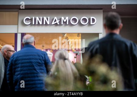 Stoccarda, Germania. 28 ottobre 2023. La gente aspetta fuori dal nuovo negozio Cinnamood. La Start-up Cinnamon Bun ha anche filiali a Berlino, Monaco e Colonia. Credito: Christoph Schmidt/dpa/Alamy Live News Foto Stock