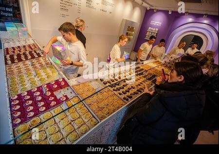 Stoccarda, Germania. 28 ottobre 2023. Presso il nuovo negozio Cinnamood nel centro di Stoccarda è possibile acquistare una varietà di panini alla cannella. La Start-up Cinnamon Bun ha anche filiali a Berlino, Monaco e Colonia. Credito: Christoph Schmidt/dpa/Alamy Live News Foto Stock