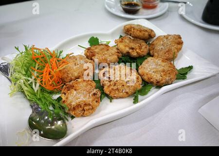 Primo piano della torta di pesce pastella e fritta in profondità Foto Stock