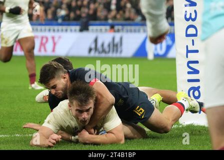 L'inglese Theo Dan segna la seconda meta della sua squadra durante la finale di bronzo della Coppa del mondo di rugby 2023 tra Argentina e Inghilterra allo Stade de France di Saint-Denis, in Francia, il 27 ottobre 2023. Crediti: FAR EAST PRESS/AFLO/Alamy Live News Foto Stock