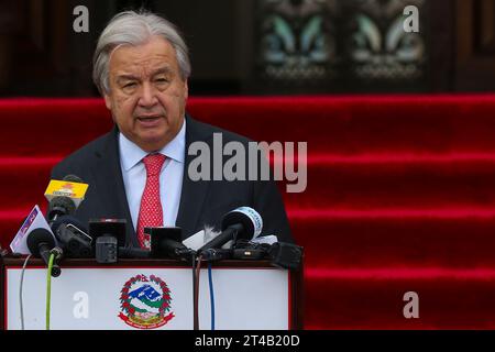 Nepal. 29 ottobre 2023. Il 29 ottobre 2023, a Kathmandu, Nepal. Il Segretario generale delle Nazioni Unite “Antonio Guterres” (L) parla con i media durante una conferenza stampa dopo una riunione presso l’Ufficio del primo Ministro e il Consiglio dei ministri. (Foto di Abhishek Maharjan/Sipa USA) credito: SIPA USA/Alamy Live News Foto Stock