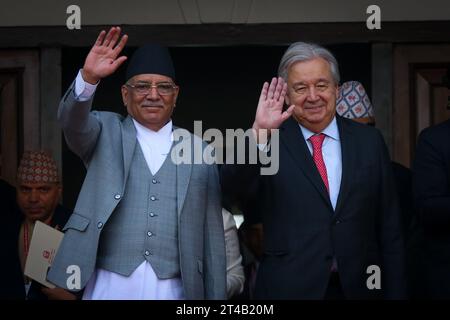 Nepal. 29 ottobre 2023. Il 29 ottobre 2023, a Kathmandu, Nepal. Il primo ministro nepalese “Pushpa Kamal Dahal” (L) e il segretario generale delle Nazioni Unite “Antonio Guterres” (R) ondate verso i media dopo una riunione presso l’ufficio del primo ministro e del Consiglio dei ministri. (Foto di Abhishek Maharjan/Sipa USA) credito: SIPA USA/Alamy Live News Foto Stock