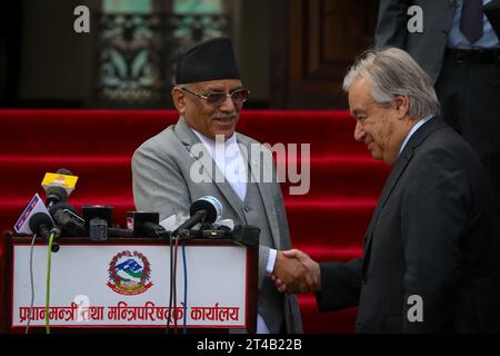 Nepal. 29 ottobre 2023. Il 29 ottobre 2023, a Kathmandu, Nepal. Il primo ministro del Nepal “Pushpa Kamal Dahal” (L) e il segretario generale delle Nazioni Unite “Antonio Guterres” (R) stringono la mano dopo una riunione presso l’ufficio del primo ministro e del Consiglio dei ministri. (Foto di Abhishek Maharjan/Sipa USA) credito: SIPA USA/Alamy Live News Foto Stock