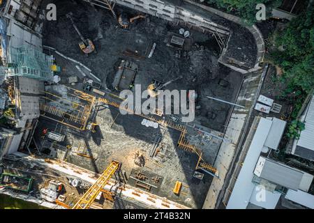 Foto aerea con drone dei cantieri di demolizione e degli operai edili che utilizzano macchinari pesanti Foto Stock