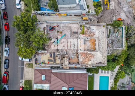 Foto aerea con drone dei cantieri di demolizione e degli operai edili che utilizzano macchinari pesanti Foto Stock