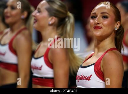 College Park, Stati Uniti. 29 ottobre 2023. COLLEGE PARK, MD - OTTOBRE 29: Le cheerleader dei Maryland Terrapins si esibiscono durante una partita di basket femminile tra i Maryland Terrapins e gli East Carolina Pirates, il 29 ottobre 2023, allo Xfinity Center, a College Park, Maryland. (Foto di Tony Quinn/SipaUSA) credito: SIPA USA/Alamy Live News Foto Stock