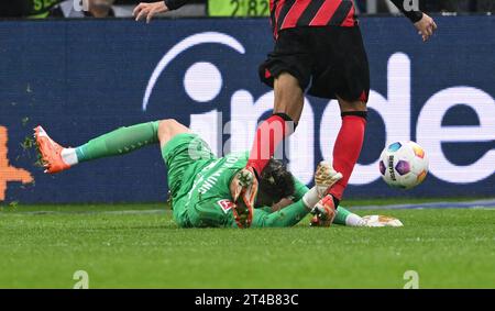 29 ottobre 2023, Assia, Francoforte sul meno: Calcio: Bundesliga, Eintracht Frankfurt - Borussia Dortmund, Matchday 9, presso Deutsche Bank Park. L'Omar Marmoush di Francoforte (r) viene attaccato dal portiere di Dortmund Alexander Meyer. Foto: Arne Dedert/dpa - NOTA IMPORTANTE: In conformità ai requisiti della DFL Deutsche Fußball Liga e del DFB Deutscher Fußball-Bund, è vietato utilizzare o far utilizzare fotografie scattate nello stadio e/o della partita sotto forma di immagini di sequenza e/o serie di foto simili a video. Foto Stock