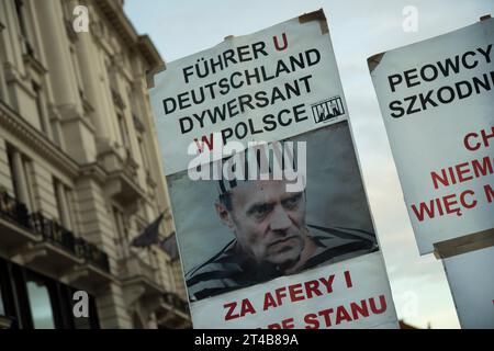 Varsavia, Polonia. 29 ottobre 2023. Un contro-proester è visto con dei cartelli con un'immagine dell'ex primo ministro Donald Tusk vicino al Palazzo Presidenziale di Varsavia, in Polonia, il 29 ottobre 2023. I manifestanti accusano il governo guidato dalla legge e dalla giustizia di aver superato i loro poteri e di aver fatto marcia indietro sulla democrazia. (Foto di Jaap Arriens/Sipa USA) credito: SIPA USA/Alamy Live News Foto Stock