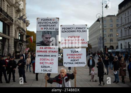 Varsavia, Polonia. 29 ottobre 2023. Un contro-proester è visto con dei cartelli con un'immagine dell'ex primo ministro Donald Tusk vicino al Palazzo Presidenziale di Varsavia, in Polonia, il 29 ottobre 2023. I manifestanti accusano il governo guidato dalla legge e dalla giustizia di aver superato i loro poteri e di aver fatto marcia indietro sulla democrazia. (Foto di Jaap Arriens/Sipa USA) credito: SIPA USA/Alamy Live News Foto Stock