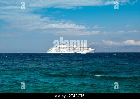 Mykonos, Grecia - 12 settembre 2022: Nave da crociera di lusso Hapag Lloyd MS Europa 2 ancorata a Mykonos, Grecia. Vista laterale. Foto Stock