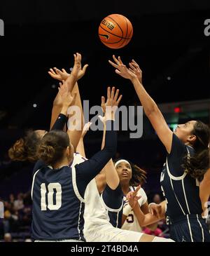 Baton Rouge, USA. 27 ottobre 2023. Il centro LSU Lady Tigers Aalyah del Rosario (23) combatte con la guardia battista degli East Texas Tigers Abry Odom (10) e l'attaccante Hannah Ayala (22) durante una partita di basket femminile al Pete Maravich Assembly Center di Baton Rouge, Louisiana, giovedì 26 ottobre 2023. (Foto di Peter G. Forest/Sipa USA) credito: SIPA USA/Alamy Live News Foto Stock