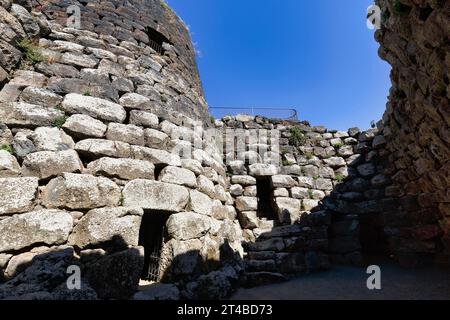 Nuraghe Santu Antine, cortile interno della torre, cultura Bonnanaro, rovine megalitiche, fortezza, sito archeologico vicino Torralba, Sassari Foto Stock