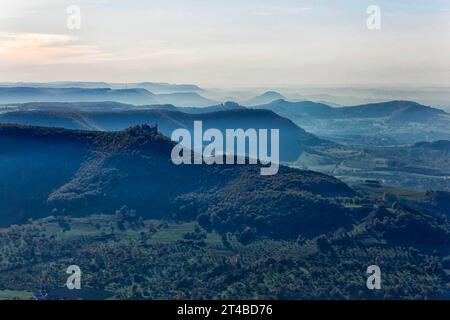 Autunno nell'Alb sveva, sagoma della cresta di Alb con castello di Teck, vista aerea, Owen, Baden-Wuerttemberg, Germania Foto Stock