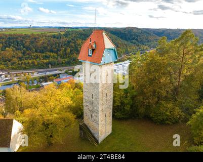 Torre storica nella foresta autunnale, Schuetteturm, Horb am Neckar, Germania Foto Stock