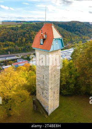 Torre storica nella foresta autunnale, Schuetteturm, Horb am Neckar, Germania Foto Stock