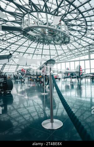 Moderna architettura in vetro a Redbull Hangar7, Aeroporto di Salisburgo, Austria Foto Stock