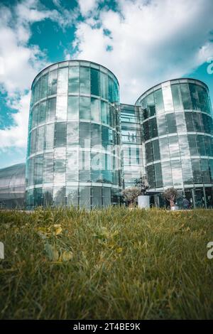 Moderna architettura in vetro a Redbull Hangar7, Aeroporto di Salisburgo, Austria, Europa Foto Stock